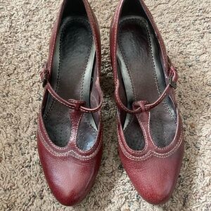 Clarks Artisan T-Strap Kitten Heels - Maroon Leather - Women's Size 7M